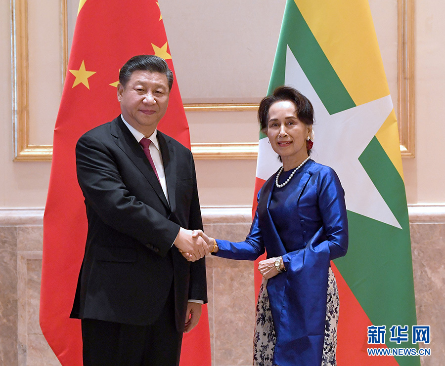 　　当地时间1月17日下午，国家主席习近平在内比都总统府出席缅甸总统温敏举行的欢迎仪式后，缅甸国务资政昂山素季专程前往总统府欢迎和问候习近平。 新华社记者 饶爱民 摄